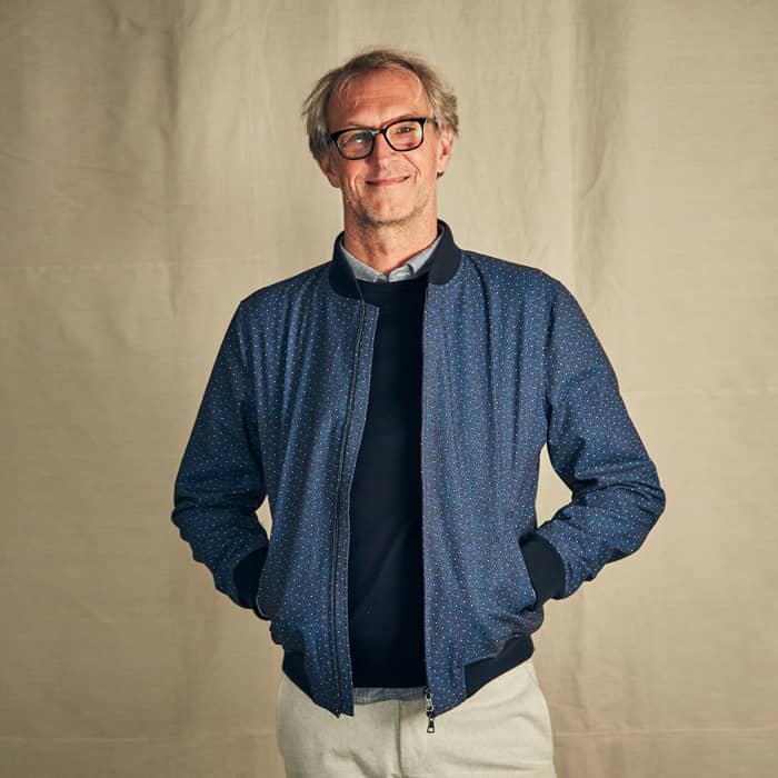 Christian trägt einen Blouson aus ShweShwe Stoff