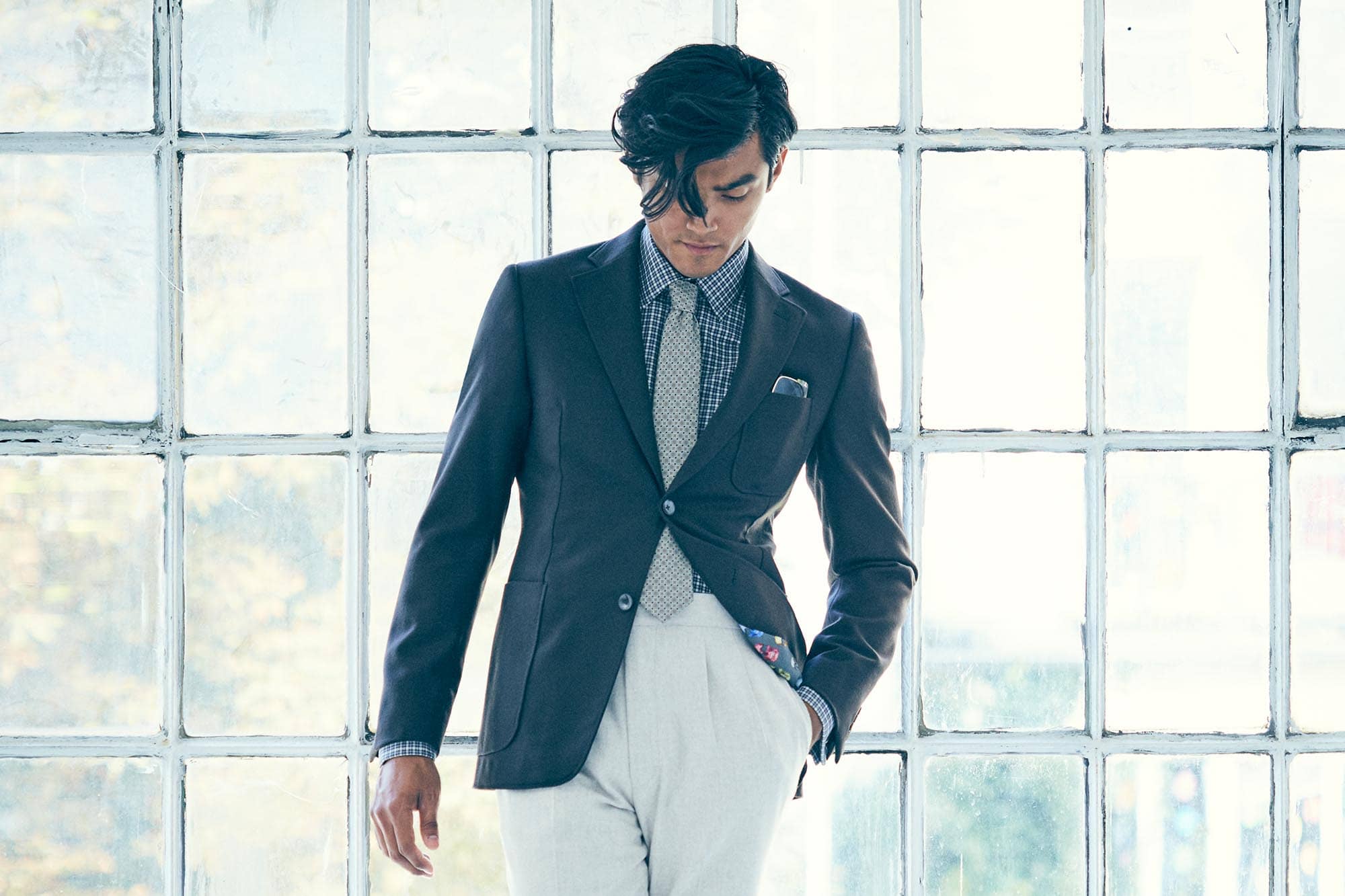 Ein Mann in einer Kombination Jacket, Hose, Schlips etc.