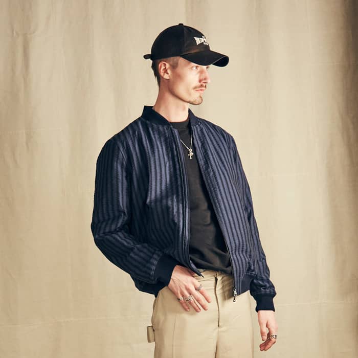 Leo, Designer in einem gestreiften Blouson