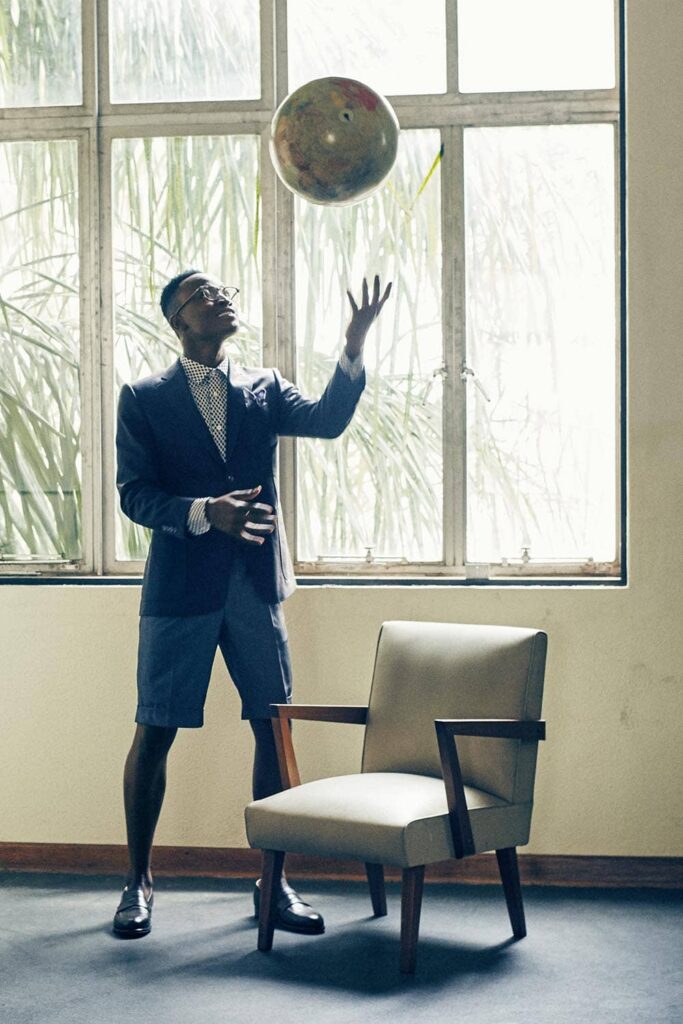 Ein Junger Mann spielt mit einem Ball