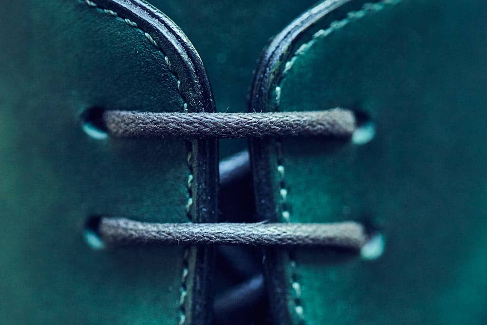 Schnüsenkel an einem grünen Schuh