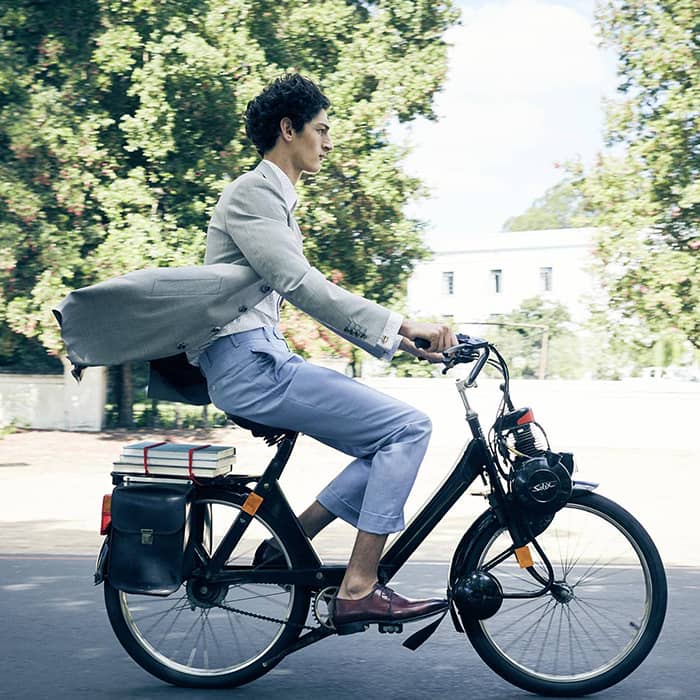 Junger Mann auf einer Solex