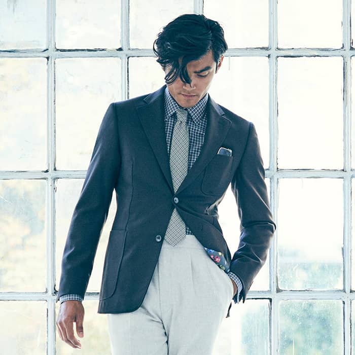 Ein Mann in einer Kombination Jacket, Hose, Schlips etc.