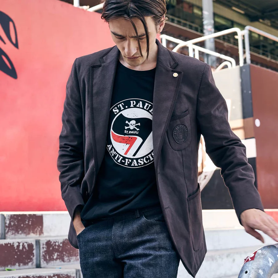 Mann im St. Pauli Outfit