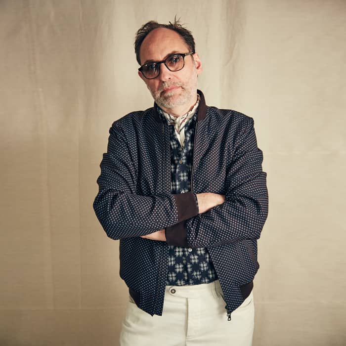 Thorsten Lewin in einem Blouson aus ShweShwe