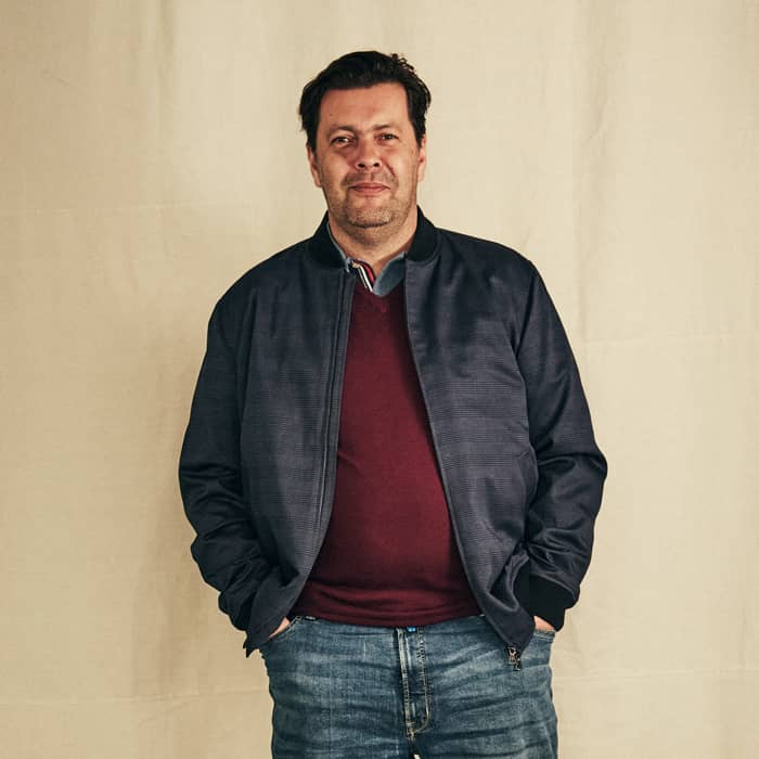 Tim trägt ein Blouson aus bedruckter Baumwolle