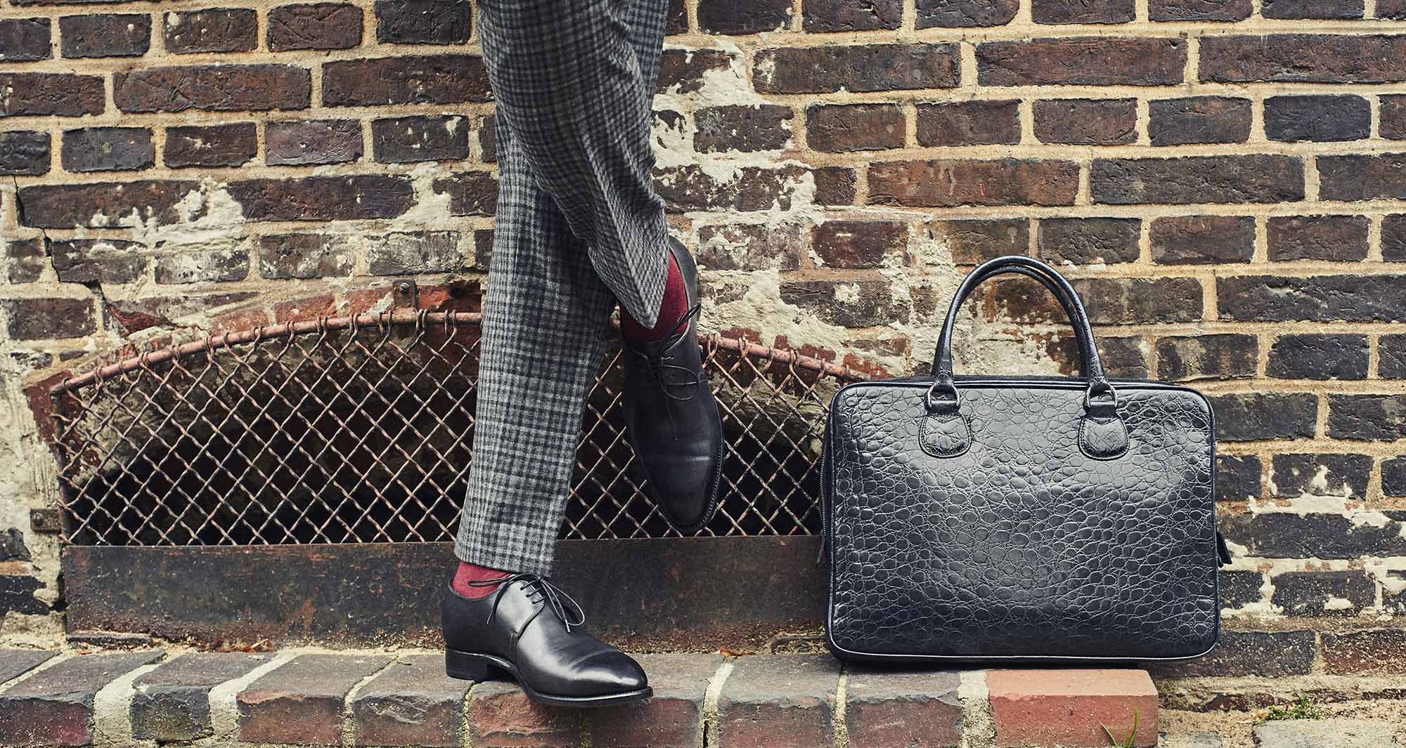 Ein Mann steht an einer Wand.