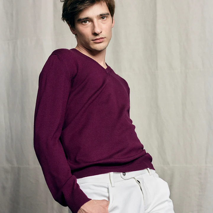 Mann in einem V-Ausschnitt Pullover