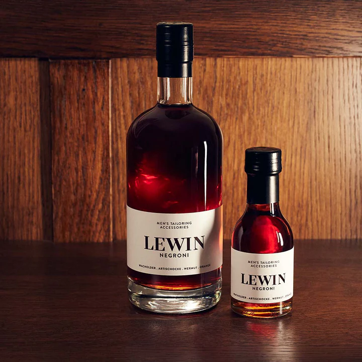 Zwei Flaschen mit Negroni.