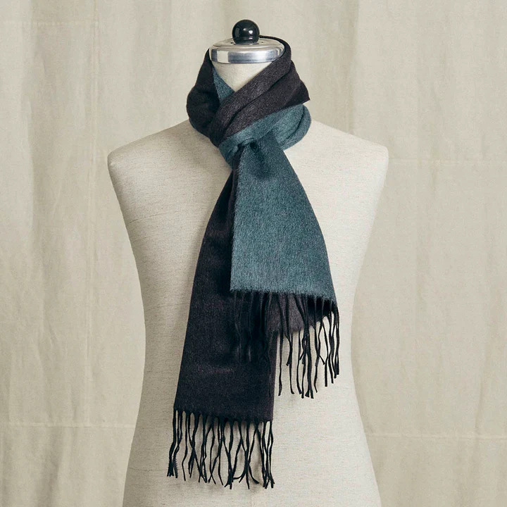 Ein zweifarbiger Schal auf einer Puppe