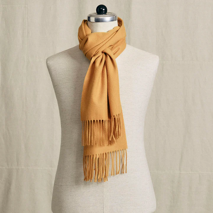 Ein einfarbiger Schal auf einer Puppe