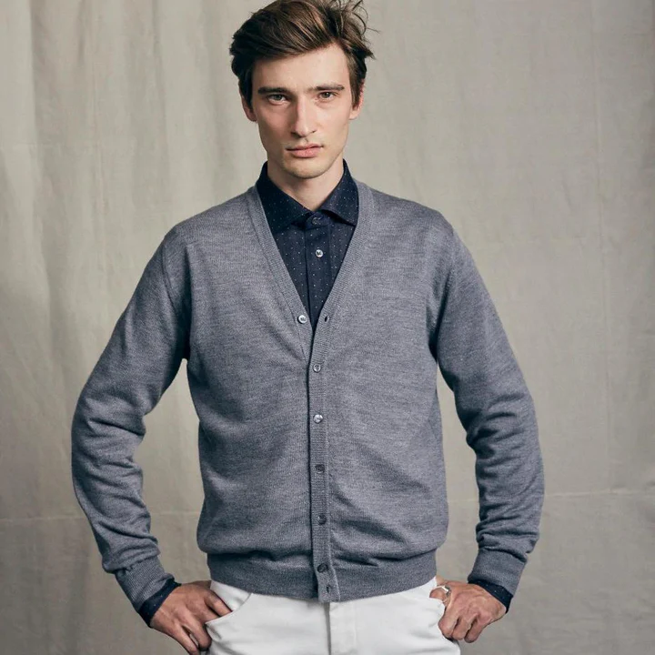 Junger Mann mit einem Cardigan