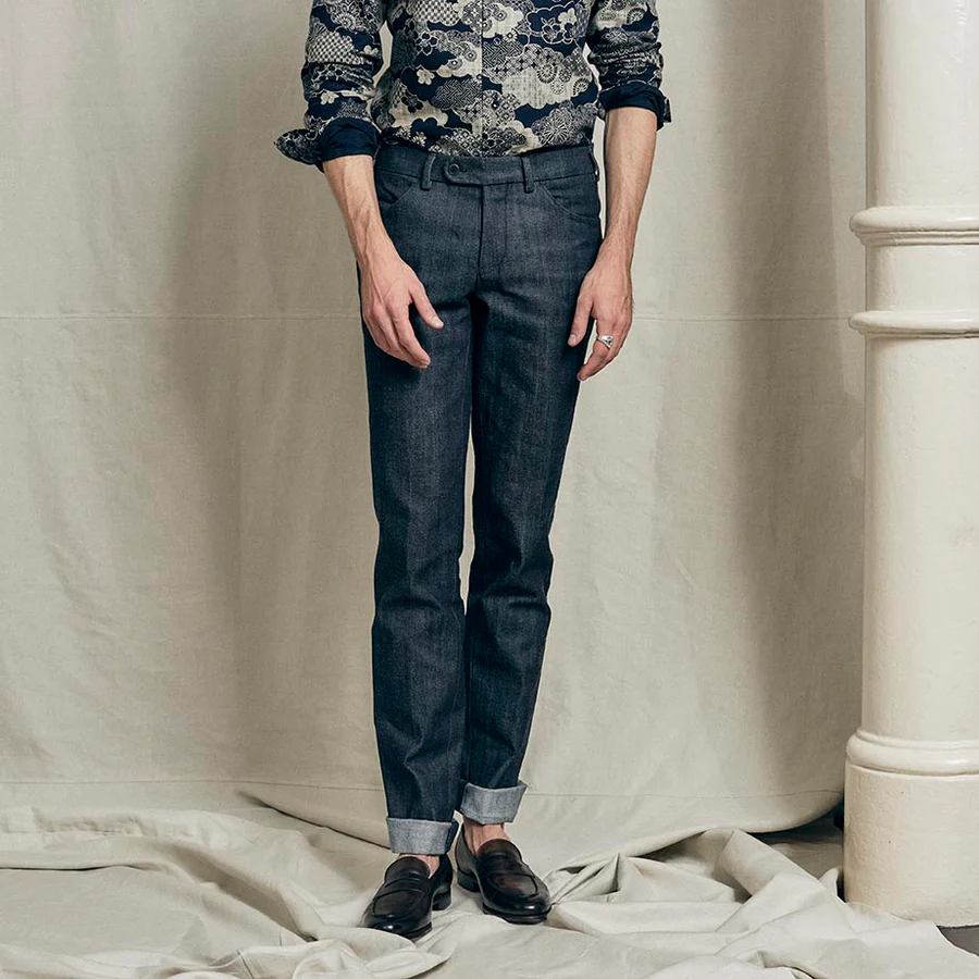 Ein Mann in einer Chino