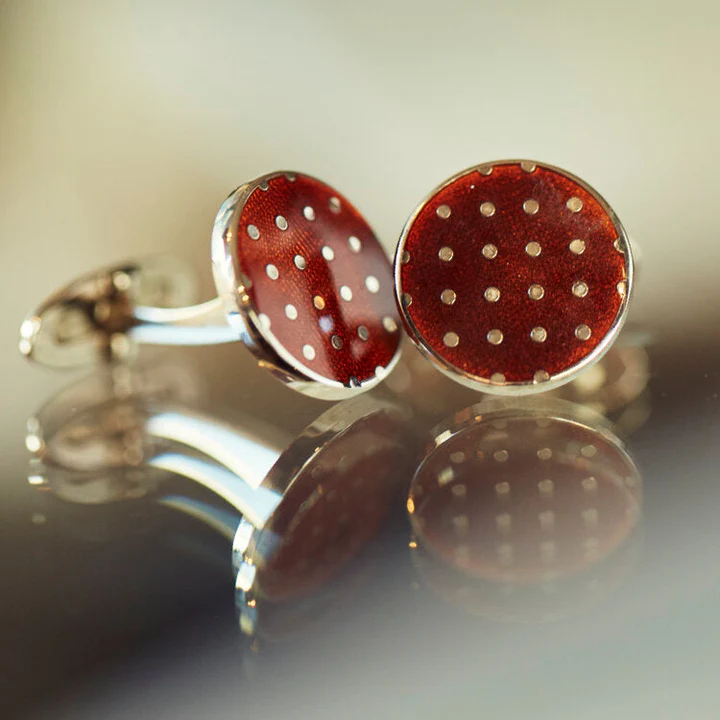 Rote Manschettenknöpfe, auch Cufflinks genannt